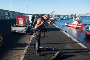 El Cabildo extrae 25 grandes sacas de plásticos y cabos, neumáticos y carros de la compra de los fondos del muelle de Taliarte/TA.